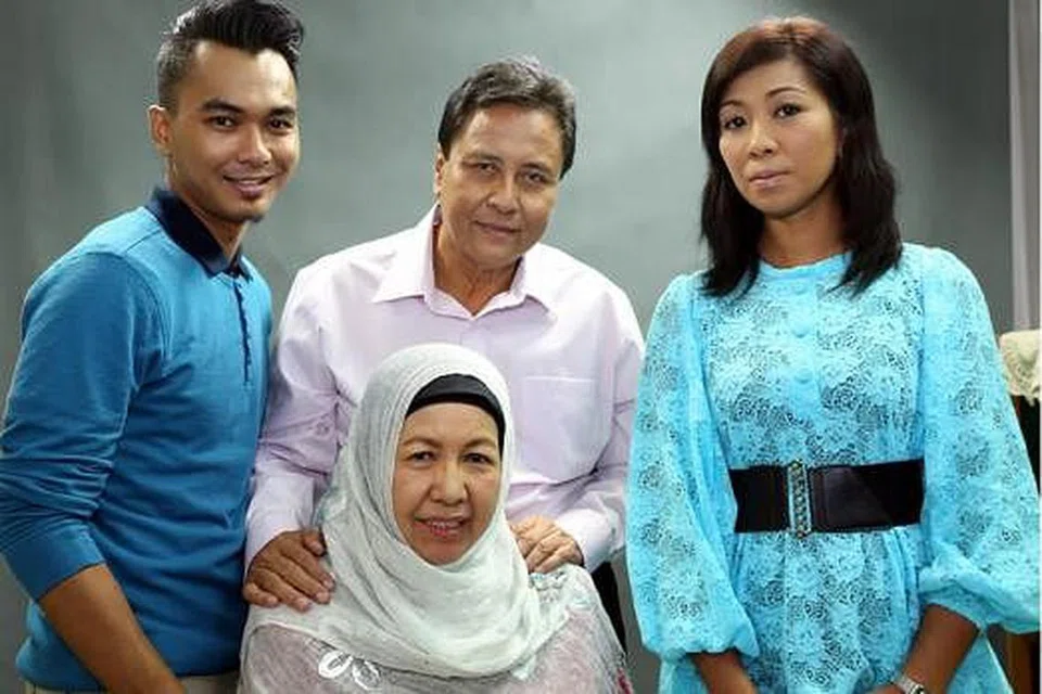 KEKAL POSITIF: Meskipun menghidapi barah limfoma, pelakon mapan Halimah Ismail tetap positif dan tabah mengharungi dugaan itu. (Gambar atas) Halimah dicalonkan dalam Pesta Perdana kali ini bagi wataknya dalam telemovie 'Ingat Tak Mak'. Watak anaknya dalam telemovie itu, Aishah Ahmad, turut dicalonkan bagi kategori yang sama. Bersama mereka dalam telemovie ini ialah (dari kiri) Junaidi Sali dan A. Mahady. - Foto-foto TUKIMAN WARJI dan DV STUDIO