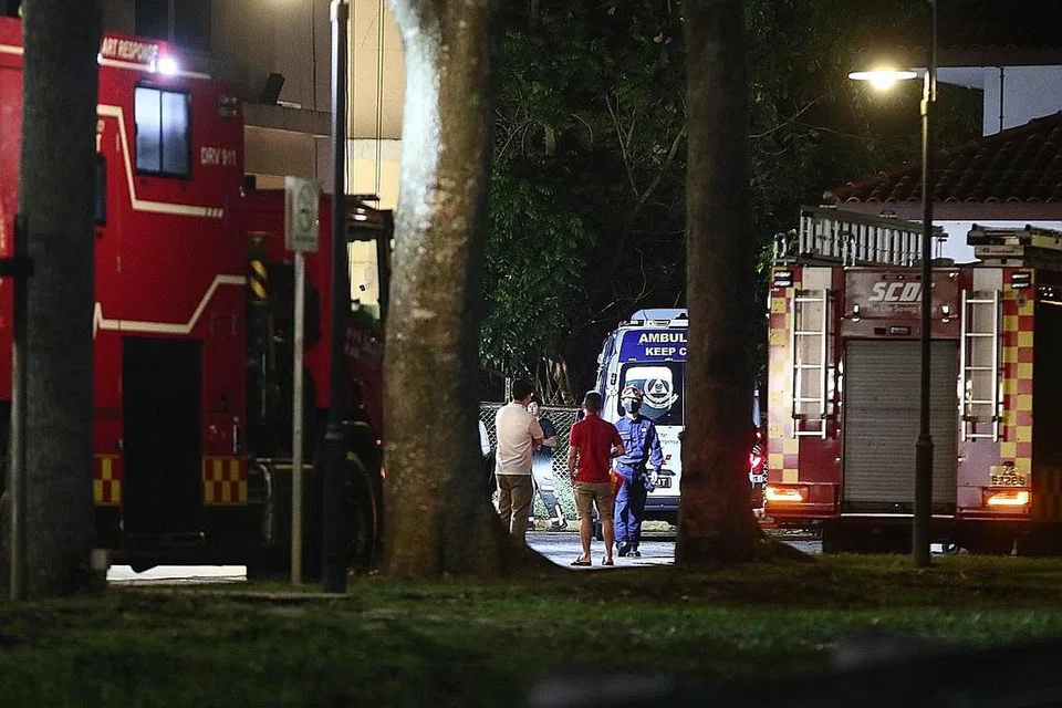OPERASI SELAMATKAN MANGSA: Pegawai SCDF dikerahkan untuk memotong pokok besar yang tumbang dekat Kelab Masyarakat Ulu Pandan yang memerangkap dua orang manakala seorang lagi cedera dalam kejadian kelmarin. - Foto BH oleh KELVIN CHNG