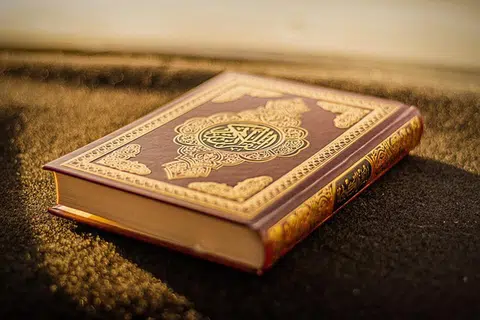 Ayat al-Kursi menyifatkan Allah swt sebagai Yang Maha Hidup dan Maha Mengurus, yang tidak pernah letih atau mengantuk, dan memelihara seluruh alam semesta dengan mudah. Ia menegaskan bahawa tiada apa yang terlepas daripada ilmu dan kekuasaan Allah swt.