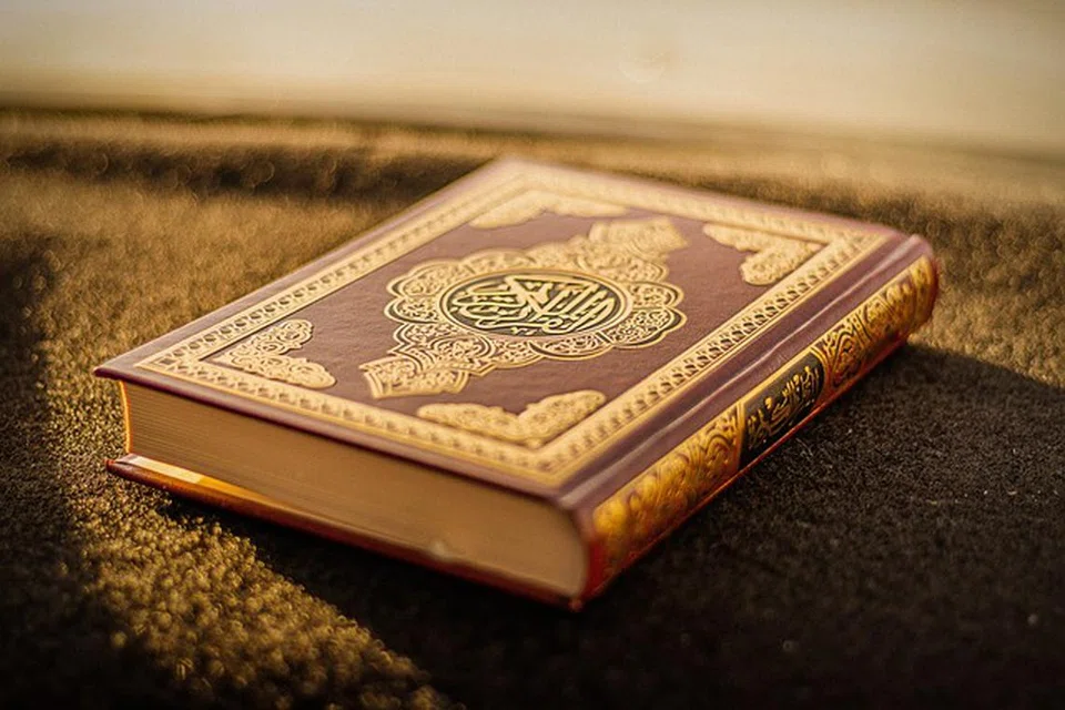 Ayat al-Kursi menyifatkan Allah swt sebagai Yang Maha Hidup dan Maha Mengurus, yang tidak pernah letih atau mengantuk, dan memelihara seluruh alam semesta dengan mudah. Ia menegaskan bahawa tiada apa yang terlepas daripada ilmu dan kekuasaan Allah swt.