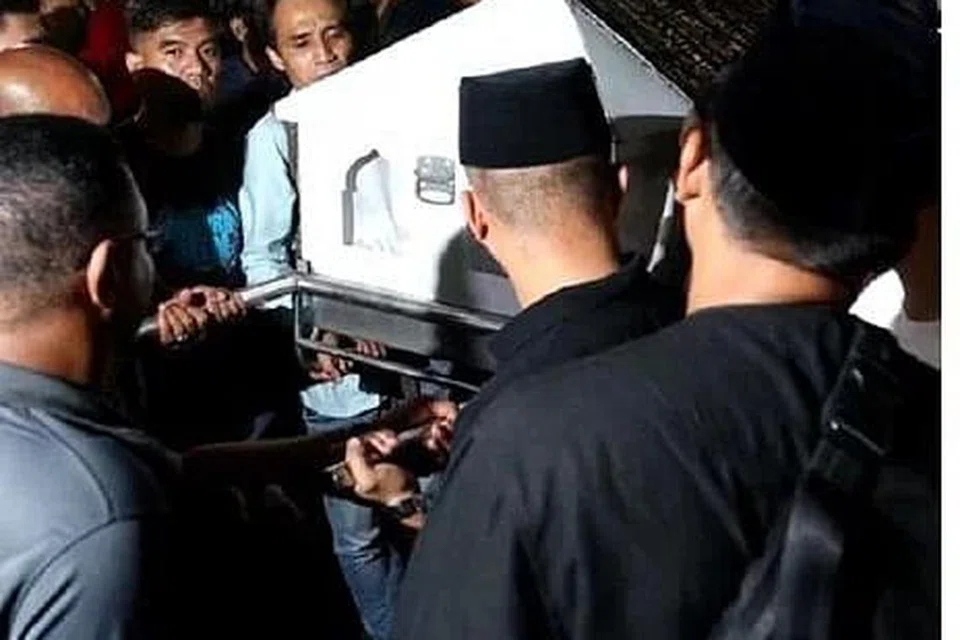 Fauziah Nawi kelihatan sebak apabila jenazah anaknya, Mohd Firdaus Mohamad Hanif, pulang ke kediamannya. - Foto METRO