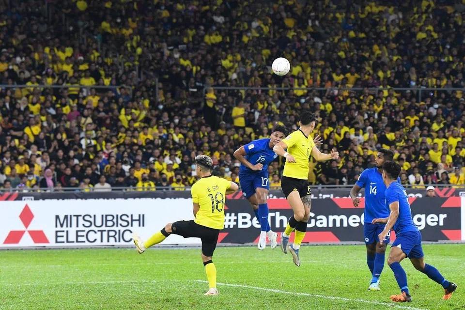 Aksi perlawanan antara Singapura dengan Malaysia di Stadium Nasional Bukit Jalil pada Selasa (3 Januari). - Foto FAS 
