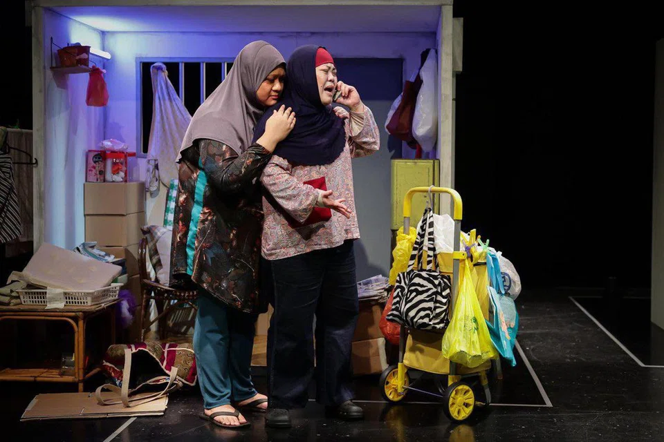 Pelakon teater, Dalifa Md Sharil (kanan), melakonkan wataknya di pementasan ‘Kemas’ yang diarah oleh Artis Residen Teater Kami, Moli Mohter. semasa pementasan 17-19 Februari 2023.