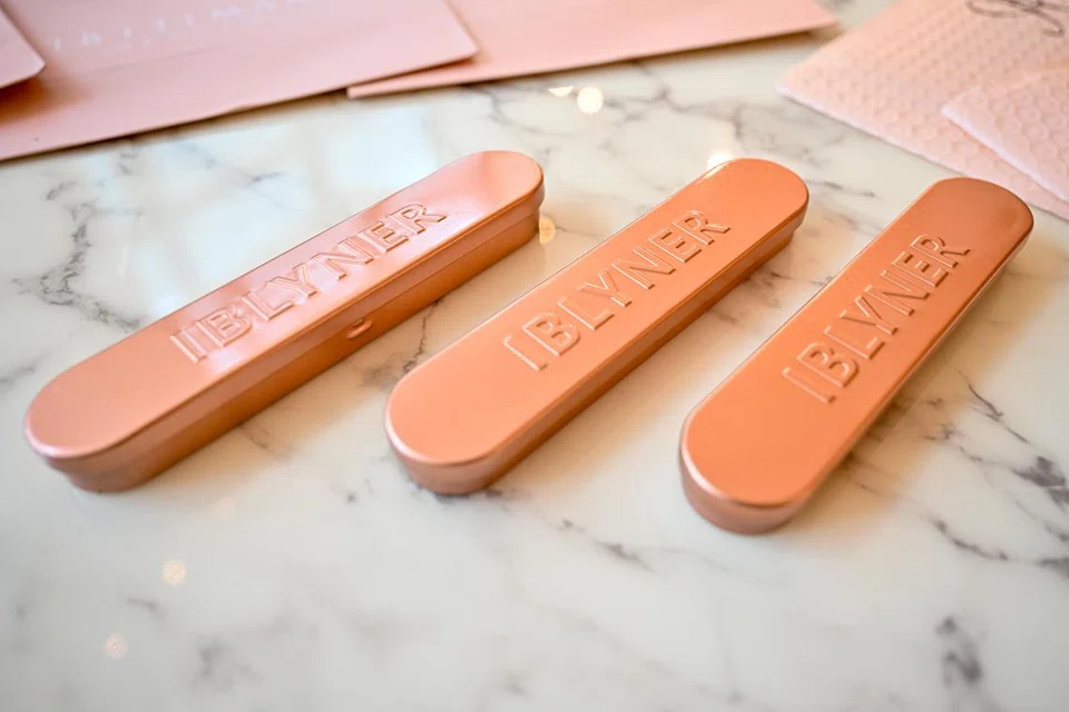 Produk celak Iblyner oleh Ibtiiman Beauty ialah produk dua-dalam-satu yang mengandungi celak dan pensel yang dijual pada harga $27.90. 