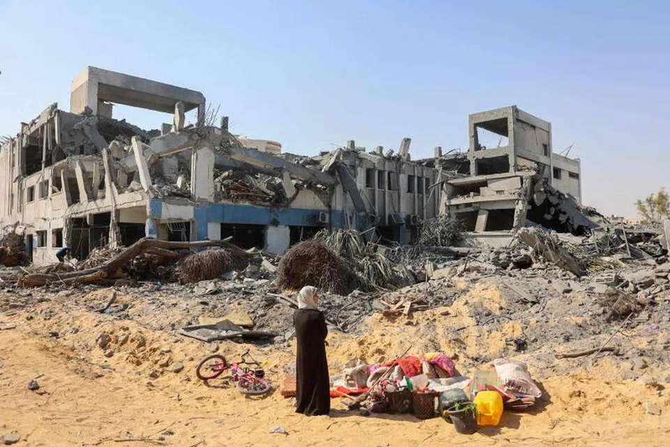Seorang wanita menatap sayu runtuhan kompleks bangunan Agensi Bantuan dan Kerja Menyelamat Pertubuhan Bangsa-Bangsa Bersatu bagi Pelarian Palestin (UNRWA) selepas pengunduran tentera Israel pada 12 Julai.