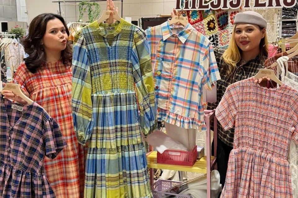 Pemilik jenama tempatan, Shop With The Sisters, Cik Nawa Norazman (kiri), dan Cik Aqai Norazman, telah bereksperimen dengan pelbagai warna dan motif sebelum memilih corak kotak-kotak sebagai salah satu ciri unik rekaan mereka.