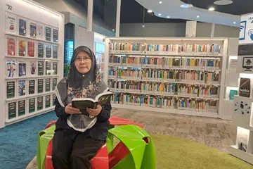 KEMBALI KERJA: Meskipun baru pulih, Cik Maznah memilih untuk kembali bekerja kerana ia satu cara mengatasi emosi sedih dan mengisi masa lapang yang membosankan buat dirinya.