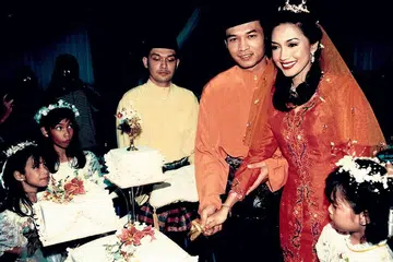 HANYA BERTAHAN 20 TAHUN: Ziana Zain dan suaminya (gambar atas) di majlis perkahwinan mereka pada Mei 1998. Bagaimanapun, rumah tangga mereka hanya dapat bertahan selama 20 tahun. - Foto INSTAGRAM ZIANA ZAIN