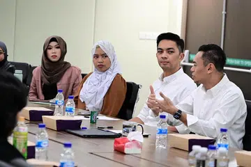 SESI YOUth@M3: Dr Wan Rizal Wan Zakariah, penasihat M3@Jalan Besar di Kelab Masyarakat Kolam Ayer yang menjadi hos sesi tersebut. - FACEBOOK DR WAN RIZAL