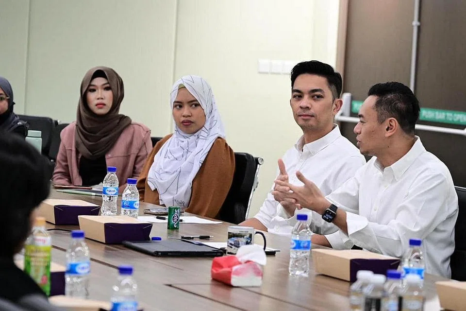 SESI YOUth@M3: Dr Wan Rizal Wan Zakariah, penasihat M3@Jalan Besar di Kelab Masyarakat Kolam Ayer yang menjadi hos sesi tersebut. - FACEBOOK DR WAN RIZAL