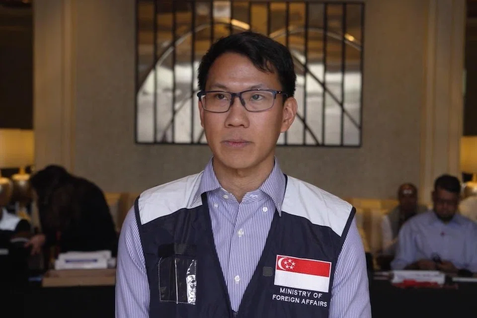 Meski menerima beberapa notifikasi di telefon bimbit yang menunjukkan adanya bahaya tertentu, amaran, dan bunyi siren, Encik Michael Lim dan anggota pasukan respons konsular yang lain di Riyadh berusaha memindahkan sekumpulan rakyat Singapura dari Bahrain ke Riyadh untuk menaiki penerbangan pulang ke tanah air.