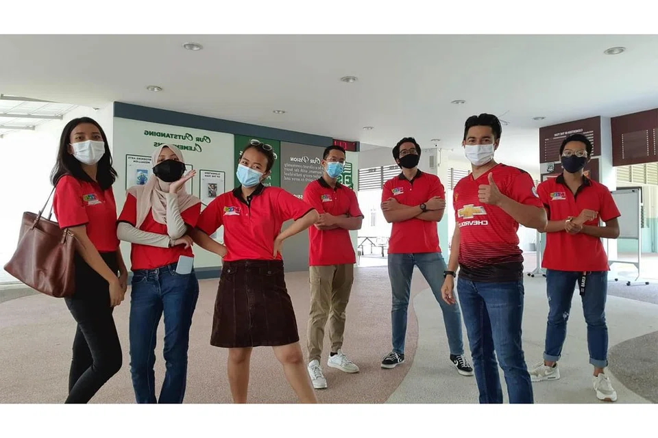 INGIN TERUS MENYUMBANG: Selain terlibat sebagai mentor bagi program Mendaki seperti #AmPowered@MTS Encik Faisal (dua dari kanan) juga diberi tanggungjawab untuk melatih mentor-mentor lain. - Foto ihsan FAISAL ABDUL KARIM 
