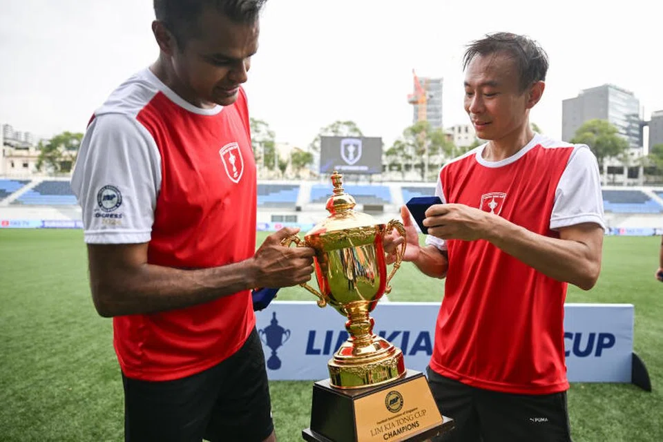 Setiausaha agung semasa Persatuan Bola Sepak Singapura (FAS), Yazeen Buhari (kiri), dan penggantinya, Chew Chun-Liang, meraikan kemenangan pasukan dalam Piala Lim Kia Tong di Stadium Jalan Besar pada 15 September. 