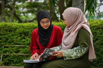BERSAMA MENUJU KEJAYAAN: Bengkel Mendaki “Panduan Ibu Bapa untuk…” telah membantu Cik Nur Aisyah Zulkapli (kiri) memahami keperluan anaknya, Iffah Batrisyia Muhd Fairuz, 12 tahun, dengan lebih mendalam supaya dapat menyokongnya  dalam persiapan untuk PSLE.