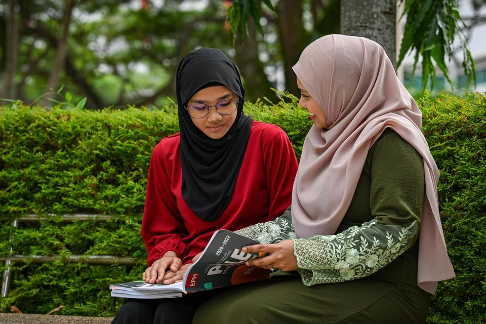 BERSAMA MENUJU KEJAYAAN: Bengkel Mendaki “Panduan Ibu Bapa untuk…” telah membantu Cik Nur Aisyah Zulkapli (kiri) memahami keperluan anaknya, Iffah Batrisyia Muhd Fairuz, 12 tahun, dengan lebih mendalam supaya dapat menyokongnya  dalam persiapan untuk PSLE.