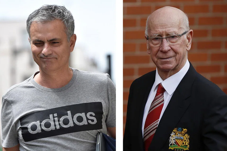 DULU TIDAK SEBULU: Legenda Manchester United, Sir Bobby Charlton (kanan), adalah antara pengkritik kuat Jose Mourinho (kiri) sebelum pengurus asal Portugal itu dilantik sebagai pengurus baru United minggu lalu. - Foto-foto REUTERS
