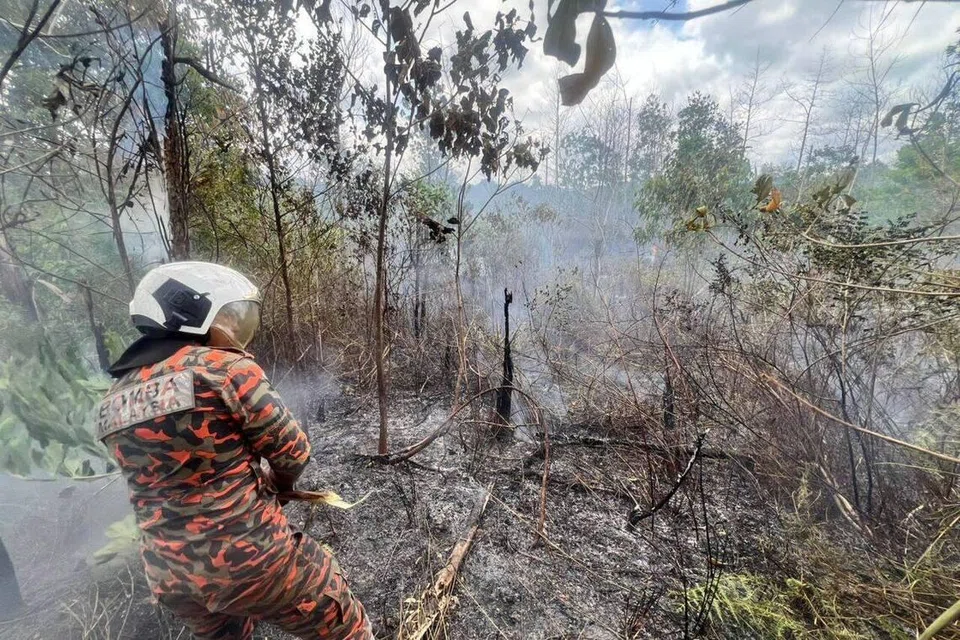 Malaysia, Johor, Mersing, kebakaran, fire, bomba, hujan, rain