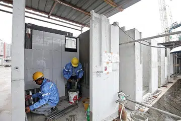 HASIL MEMANFAATKAN TEKNOLOGI: Unit-unit bilik mandi pasang siap telah dipasang di sekitar 60 peratus flat baru yang dilancarkan Lembaga Perumahan dan Pembangunan (HDB) sebelum ini. - Foto fail THE STRAITS TIMES