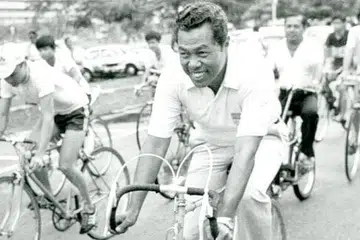 PENTINGKAN PENDIDIKAN: Encik Sha'ari Tadin (hadapan) meraih ijazah Kepujian Kelas Kedua (Atas) dalam Pengajian Melayu daripada Universiti Malaya pada 1965 dan menggenggam ijazah sarjana dalam Sains Sosial pada usia 55 tahun.