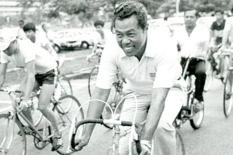 PENTINGKAN PENDIDIKAN: Encik Sha'ari Tadin (hadapan) meraih ijazah Kepujian Kelas Kedua (Atas) dalam Pengajian Melayu daripada Universiti Malaya pada 1965 dan menggenggam ijazah sarjana dalam Sains Sosial pada usia 55 tahun.
