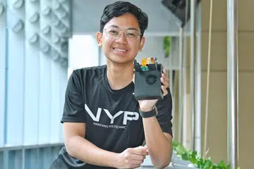 PELUANG LATIHAN: Ketika ramai pelajar menjalani latihan industri di pejabat di Singapura, Encik Aiman Hakim Reza berpeluang bekerja dengan petani di ladang ayam di Indonesia antara Mac 2025 dengan Mac 2026.