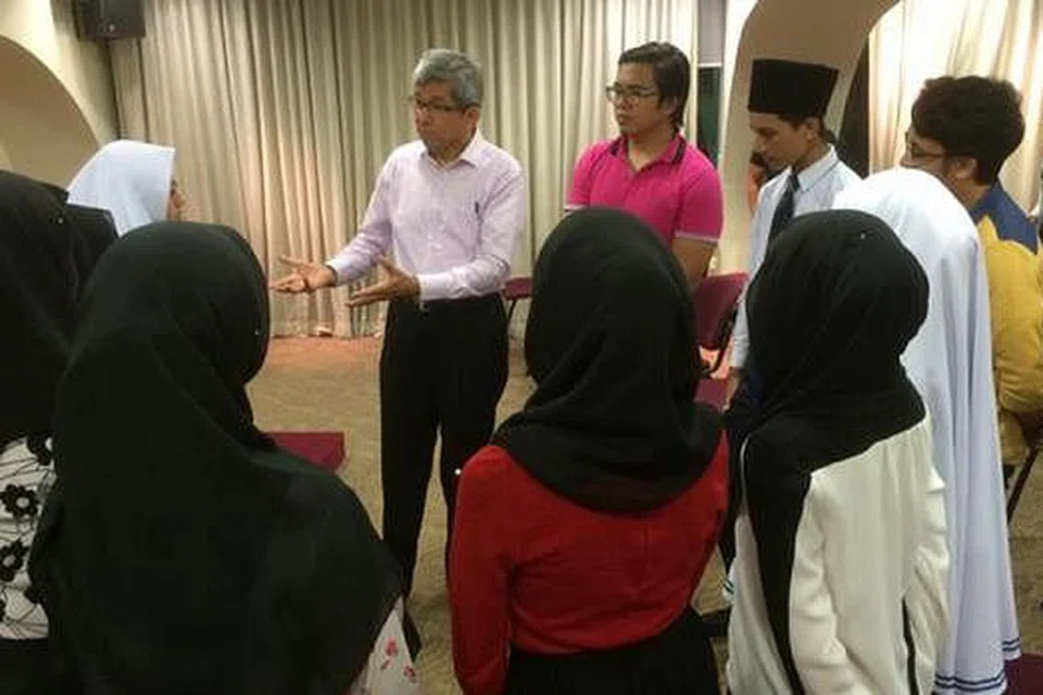 BINCANG ISU: Dr Yaacob (baju lengan panjang) bersama peserta dialog anjuran Reach yang antara lain membincangkan isu keselamatan negara dan cabaran ekonomi masa depan. - Foto M.O. SALLEH
