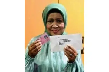 LAYAK TERIMA BANTUAN: Zaiton Sameon kini pemegang n Kad Orang Upaya (OKU). - Foto NST