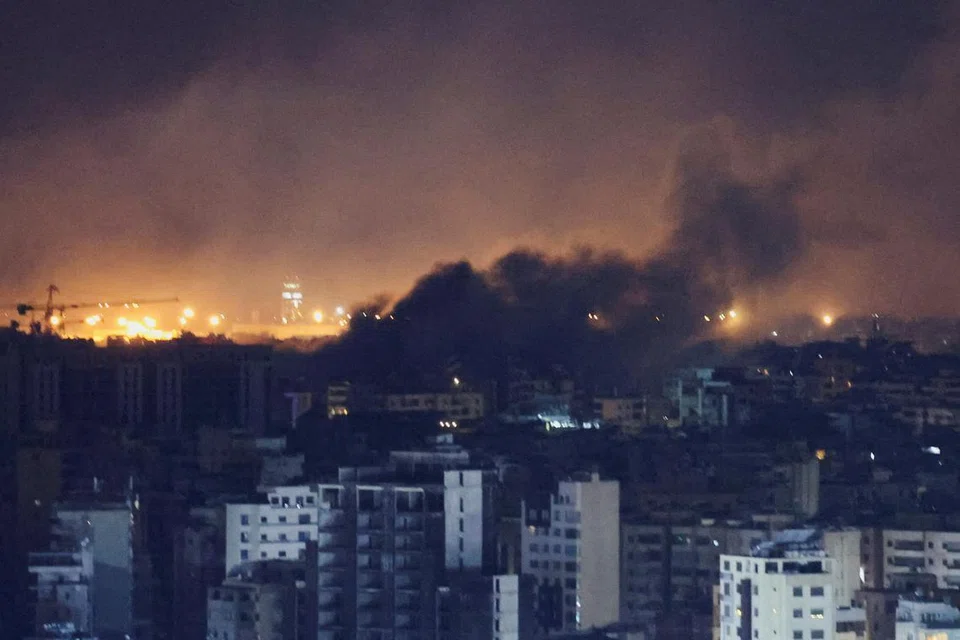 Asap tebal dapat dilihat di ruang udara selatan Beirut berikutan serangan udara Israel ke atas Lebanon pada 1 Oktober.
