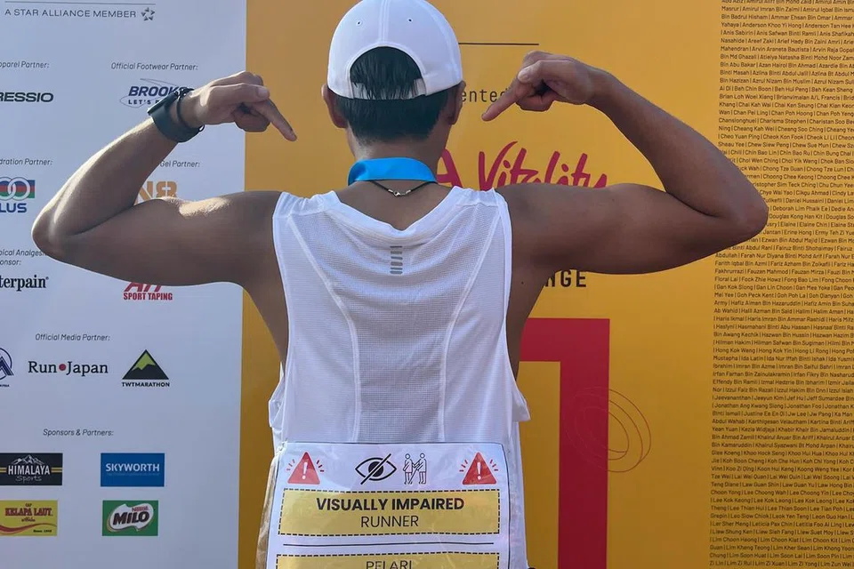 Lencana ‘Perlari cacat penglihatan’ khas untuk Encik Muhammad Adry Fazmi.