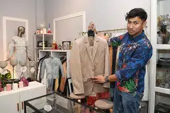 BERKORBAN KERINGAT DAN MASA: Encik Adam Rashid diamanahkan menghasilkan busana penyanyi Oja dalam keterbatasan masa lantas belajar tentang kecekapan mengurus masa. - Foto BH oleh KHALID BABA
