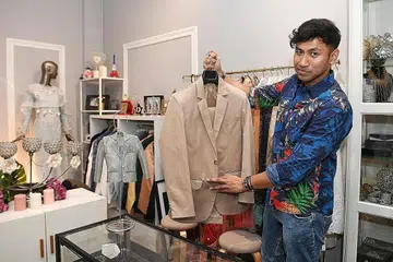 BERKORBAN KERINGAT DAN MASA: Encik Adam Rashid diamanahkan menghasilkan busana penyanyi Oja dalam keterbatasan masa lantas belajar tentang kecekapan mengurus masa. - Foto BH oleh KHALID BABA