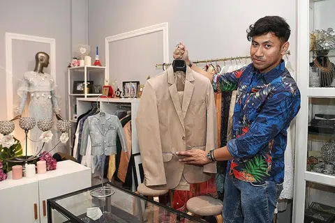 BERKORBAN KERINGAT DAN MASA: Encik Adam Rashid diamanahkan menghasilkan busana penyanyi Oja dalam keterbatasan masa lantas belajar tentang kecekapan mengurus masa. - Foto BH oleh KHALID BABA