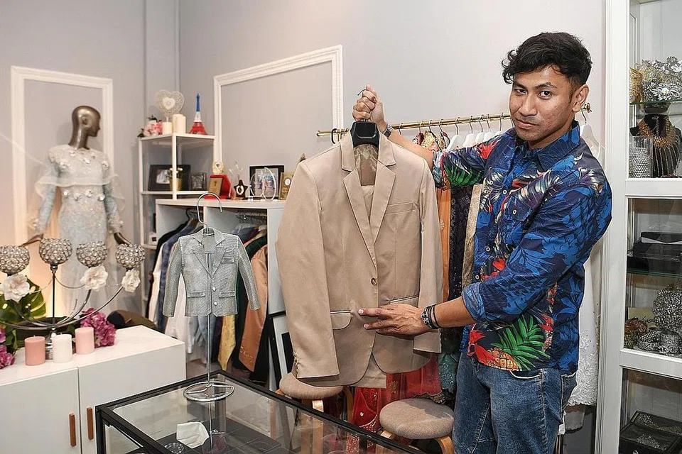 BERKORBAN KERINGAT DAN MASA: Encik Adam Rashid diamanahkan menghasilkan busana penyanyi Oja dalam keterbatasan masa lantas belajar tentang kecekapan mengurus masa. - Foto BH oleh KHALID BABA