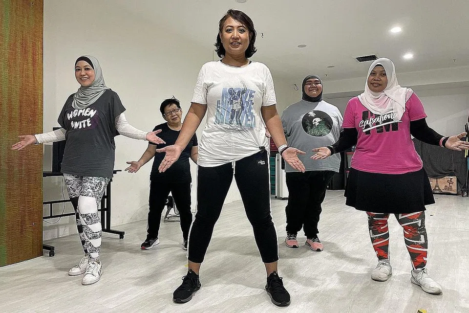 GEMBIRA DAPAT BERSAMA: Cik Neffy (kiri) gembira kerana dapat kembali bersenam bersama rakan-rakan Salsation yang lain. - Foto foto ihsan NEFFY NORFARAH