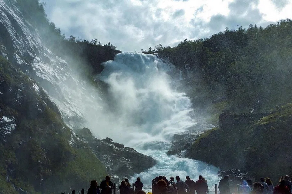  INDAH BAGAIKAN POTRAIT: Inilah air terjun di Flam yang ternyata cukup indah mata memandang. - Foto-foto ihsan MUHD FIRDAUS MOHAMED YUSOFF