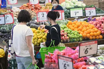 RINGANKAN KOS SARA HIDUP: Rangkaian pasar raya Giant akan menyerap kenaikan 1 peratus Cukai Barangan dan Perkhidmatan (GST) bagi 700 barangan keperluan harian selama enam bulan dari Januari hingga Jun 2024. 