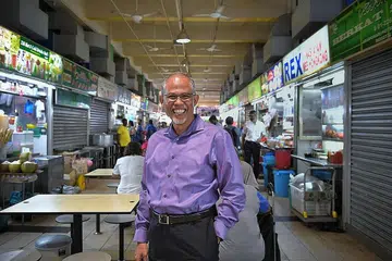 MASIH BOLEH BERUNDING: Encik Masagos berkata penjaja di pusat penjaja makanan perusahaan sosial masih boleh berunding dengan pengendali pusat penjaja bagi mengatasi sebarang masalah yang timbul. - Foto BM oleh KUA CHEE SIONG