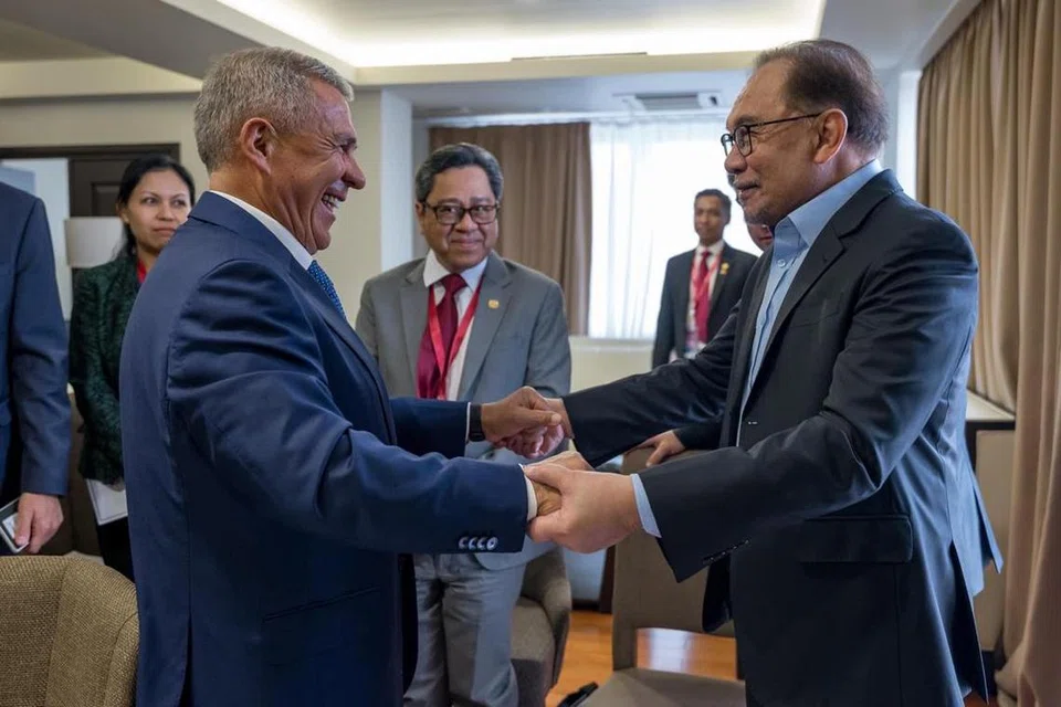 Perdana Menteri Malaysia, Datuk Seri Anwar Ibrahim (kanan), menerima kunjungan Ketua Republik Wilayah Tatarstan, Russia, Encik Rustam Minnikhanov (kiri), dalam lawatan kerjanya ke Russia pada 4 September.