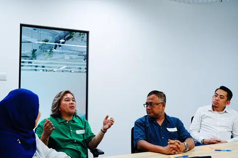 Pensyarah Kanan di Jabatan Pengajian Melayu, Universiti Nasional Singapura (NUS), Dr Azhar Ibrahim Alwee (dua dari kiri), berkata BH menjadi penggerak kepada literasi kebudayaan – seperti hal pemikiran, nilai, budaya, hubungan sosial, tradisi intelektualisme – yang sangat diperlukan dalam pembangunan masyarakat Melayu. Beliau dilihat bersama (dari kanan) Peguam Pengurus Serantau, di syarikat khidmat dan perundingan Teknologi Maklumat (IT), Avaya, Encik Ahmad Firdaus Daud; dan Pengarah Pengasas, Dialogue Centre Limited, Encik Mohamed Imran Mohamed Taib. 