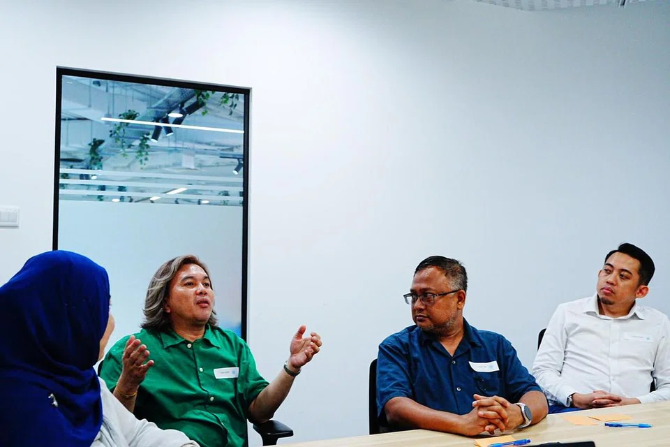 Pensyarah Kanan di Jabatan Pengajian Melayu, Universiti Nasional Singapura (NUS), Dr Azhar Ibrahim Alwee (dua dari kiri), berkata BH menjadi penggerak kepada literasi kebudayaan – seperti hal pemikiran, nilai, budaya, hubungan sosial, tradisi intelektualisme – yang sangat diperlukan dalam pembangunan masyarakat Melayu. Beliau dilihat bersama (dari kanan) Peguam Pengurus Serantau, di syarikat khidmat dan perundingan Teknologi Maklumat (IT), Avaya, Encik Ahmad Firdaus Daud; dan Pengarah Pengasas, Dialogue Centre Limited, Encik Mohamed Imran Mohamed Taib. 
