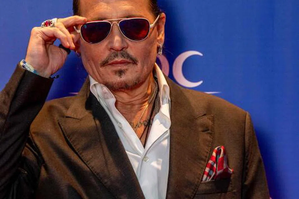 Johnny Depp sibuk menghubungi pelanggan sebagai pegawai pemasaran telefon yang memujuk mereka supaya membeli pena untuk menangi percutian atau jam raksasa.
