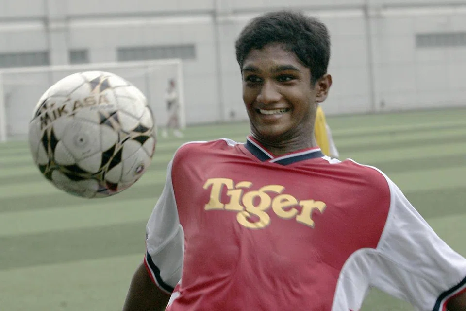 Hariss Harun mencatat sejarah sebagai pemain termuda yang mewakili Singapura pada usia 16 tahun 217 hari.  