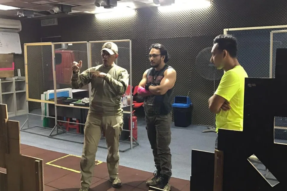 BERI BIMBINGAN: Encik Mohd Raziff menjalankan latihan bersama Shaheizy Sam dan Zizan Razak di City Square Shooting Gallery (CSSG), di Menara TKSS, Kuala Lumpur.