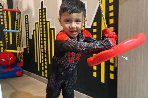 Anak sulung, Muhammad Faiq Taqris Amirul Haidy, dengan alat buaian dalam bilik.