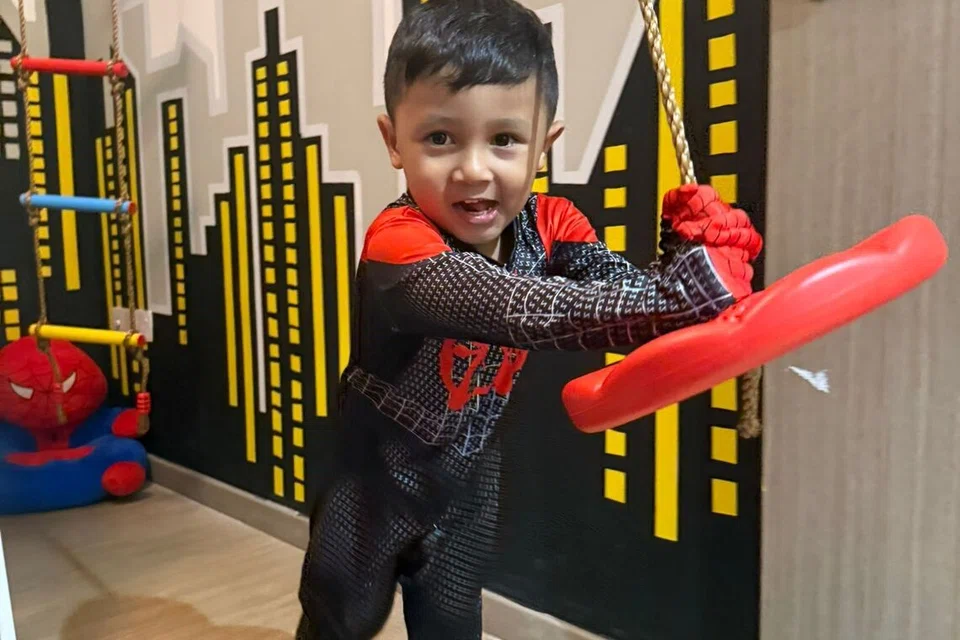 Anak sulung, Muhammad Faiq Taqris Amirul Haidy, dengan alat buaian dalam bilik.