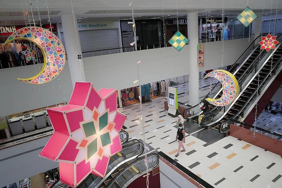 LENGANG: Walaupun dapat dibuka selepas Fasa Kedua, Tanjong Katong Complex yang menempatkan First Lady amat sunyi dan sepi.