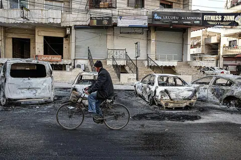 Pertempuran antara pasukan pemerintah dengan kumpulan penyokong rejim mantan Presiden Bashar al-Assad di Jableh, bandar Latakia, Syria, pada 9 Mac telah membunuh lebih 1,000 orang dan merosakkan harta benda termasuk kenderaan.