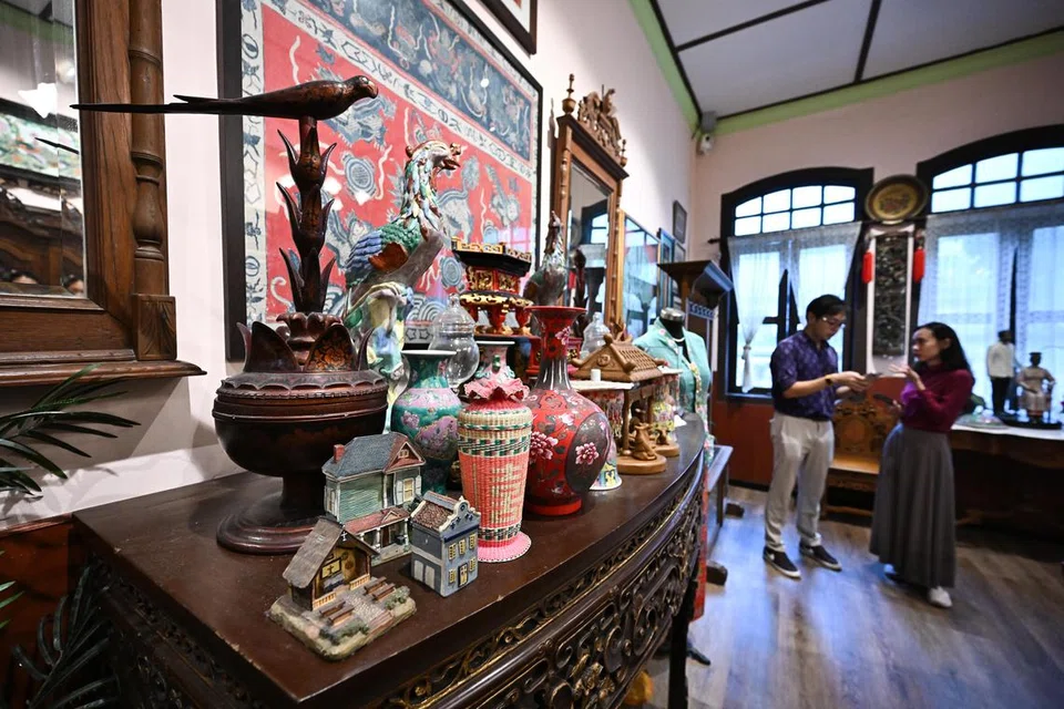 Barangan antik yang terdapat di tingkat dua kedai Kim Choo Kueh Chang semasa pratonton media acara, Heritage Activation Node @ Katong-Joo Chiat, pada 1 April. Ini merupakan sebahagian daripada usaha NHB di bawah Pelan Warisan SG Kita 2.0, yang bertujuan memperkasa lebih ramai rakyat Singapura meneroka dan meraikan warisan masyarakat dan meningkatkan kesedaran tentang warisan dalam ruang harian.