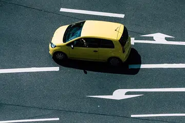Kereta yang terletak di depa bengkel di Tai Seng dicuri dan digunakan oleh dua remaja.