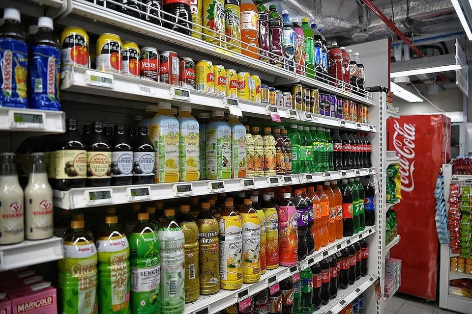 KITAR SEMULA: Pengguna akan membayar deposit yang boleh dikembalikan sebagai insentif untuk memulangkan semula bekas minuman terpakai itu. - Foto fail 